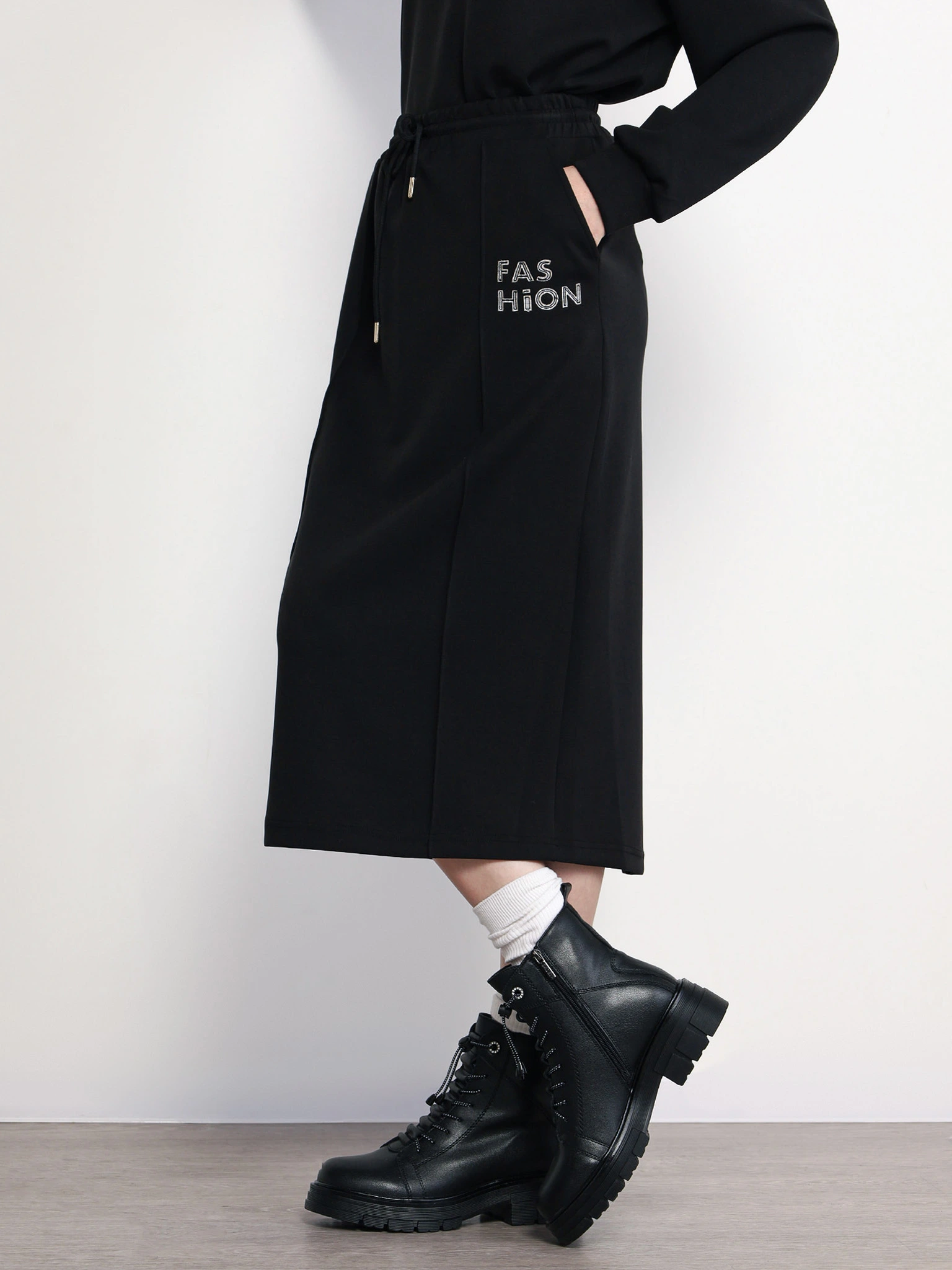 Юбка трикотажная черного цвета с эластичным поясом